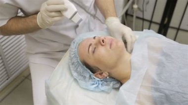 Yüz ile güzellik salonda ultrasonik yüzey temizleme prosedürü yapıyor güzellik uzmanı