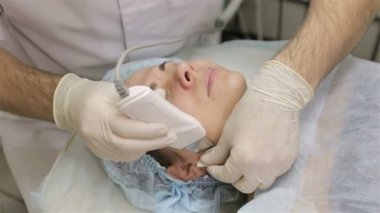 Yüz ile güzellik salonda ultrasonik yüzey temizleme prosedürü yapıyor güzellik uzmanı