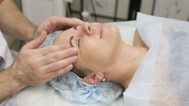 Kadın Başlarken yüz Masaj. Kaplıca tedavisi güzellik salonu