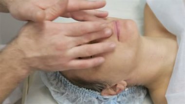 Kadın Başlarken yüz Masaj. Kaplıca tedavisi güzellik salonu