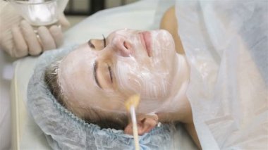 Kadın spa Güzellik Salonu Güzellik uzmanı tarafından maske peeling yüz almak
