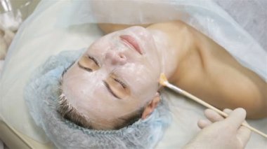 Kadın spa Güzellik Salonu Güzellik uzmanı tarafından maske peeling yüz almak