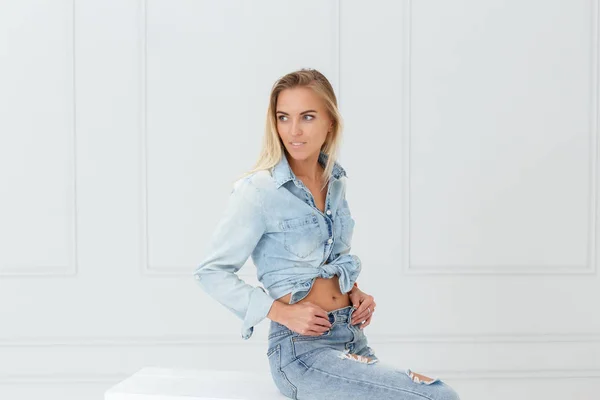 Retrato Moda Mujer Jeans Rasgados Estudio Luz — Foto de Stock
