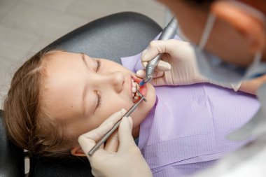 Profesyonel diş temizleme ya da dişçi ofisinde parlatma kız çocuk