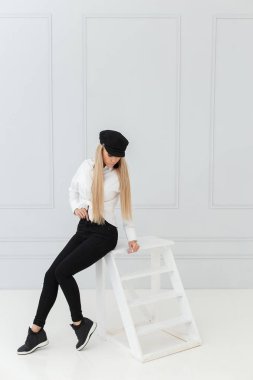 Moda portre ışık arka plan üzerinde siyah beyaz elbiseli kadınların