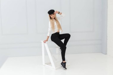 Moda portre ışık arka plan üzerinde siyah beyaz elbiseli kadınların