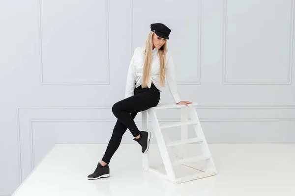 Retrato Moda Mujer Traje Blanco Negro Sobre Fondo Claro — Foto de Stock