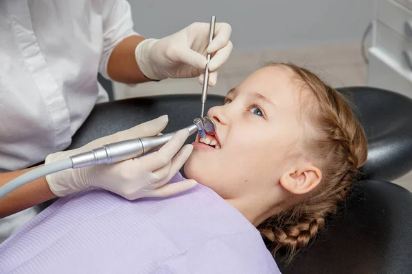 Menina Que Tem Profissional Limpeza Dental Polimento Consultório Odontológico — Fotografia de Stock