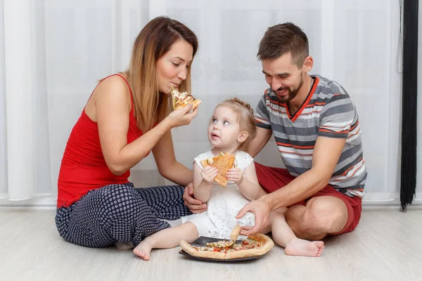 피자를 먹는입니다 아버지 어머니와 — 스톡 사진