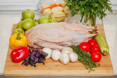 Elma, mantar, otlar ve sebze ahşap tahta üzerinde ham dolması kaz