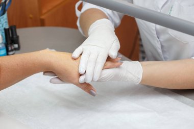 Lateks eldiven eller Güzellik Salonu, closeup içinde bir kadın masaj terapist masaj