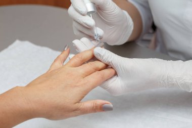 Terapist lateks eldiven eller Güzellik Salonu, closeup içinde bir kadın yağlama