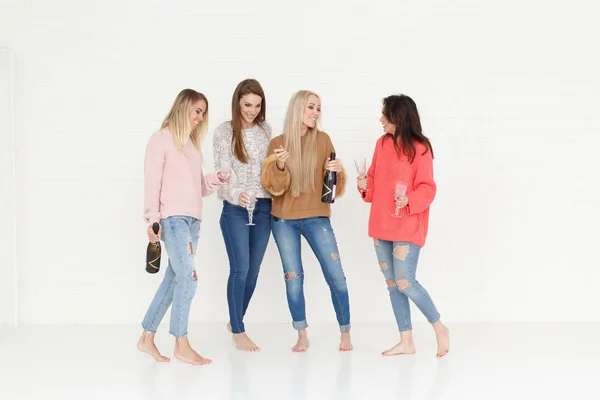 Mode Portret Van Vier Vrouwen Drinken Champagne Plezier Lichte Studio — Stockfoto