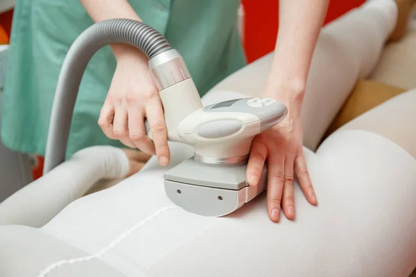 Donna Che Procedura Massaggio Trattamento Anticellulite Lpg Con Terapeuta Apparato — Foto Stock