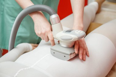 Anti selülit lpg tedavi masaj terapisti ve cihazlar ile prosedürü kozmetik kliniğinde olan kadın