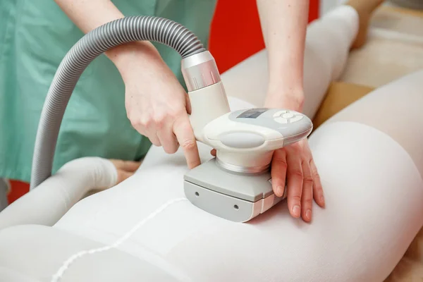 Kvinna Med Tillvägagångssättet Celluliter Lpg Behandling Massage Terapeut Och Apparater — Stockfoto