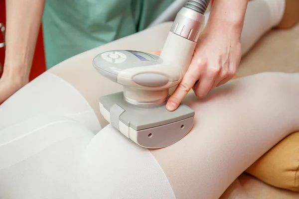 Mulher Com Procedimento Celulite Lpg Tratamento Massagem Com Terapeuta Aparelho — Fotografia de Stock