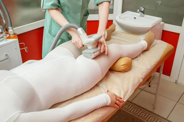 Mulher Com Procedimento Celulite Lpg Tratamento Massagem Com Terapeuta Aparelho — Fotografia de Stock