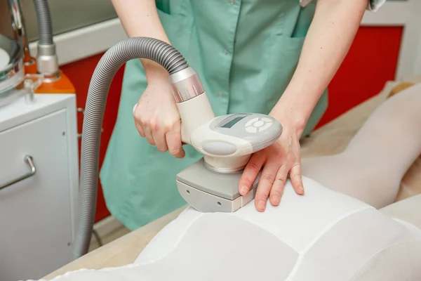 Kvinna Med Tillvägagångssättet Celluliter Lpg Behandling Massage Terapeut Och Apparater — Stockfoto