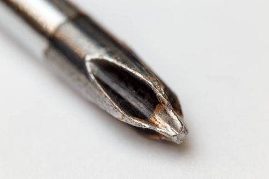 Eski tornavida ucu beyaz arka plan üzerinde çapraz. Son derece portre, süper makro