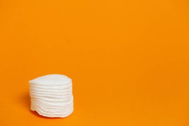 Beyaz Pamuk sünger pedleri ile tasarlamak turuncu zemin üzerine yuvarlak yığını