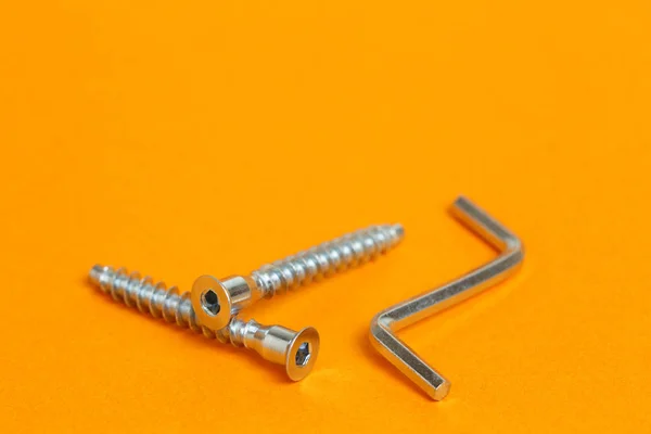 Металлические Шестигранные Ключи Шестигранные Шурупы Крупный План Оранжевом Фоне — стоковое фото