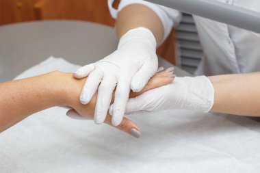 Lateks eldiven eller Güzellik Salonu, closeup içinde bir kadın masaj terapist masaj