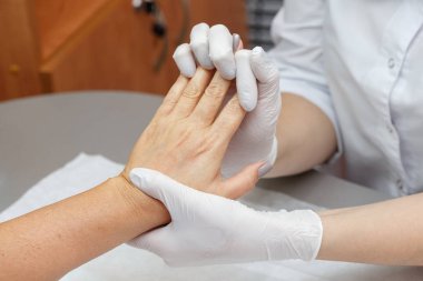 Lateks eldiven eller Güzellik Salonu, closeup içinde bir kadın masaj terapist masaj