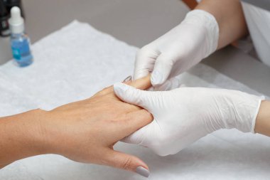Lateks eldiven eller Güzellik Salonu, closeup içinde bir kadın masaj terapist masaj