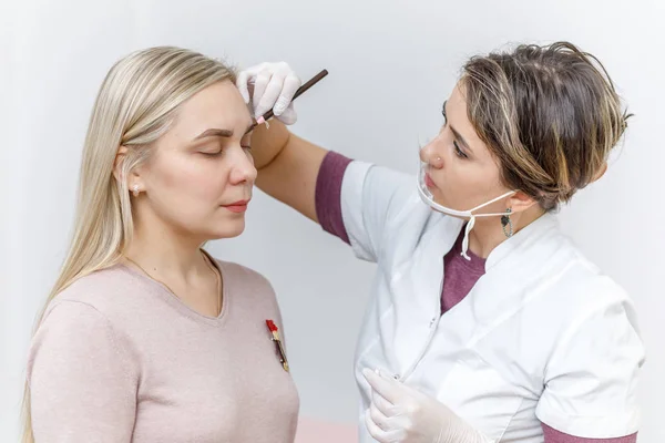 Preparación Para Maquillaje Permanente Las Cejas Cosmetólogo Guantes Blancos Aplicando — Foto de Stock