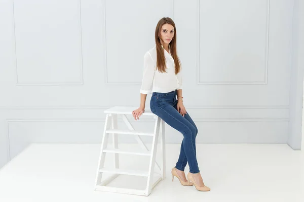 Retrato Moda Mujer Jeans Fondo Estudio Luz — Foto de Stock