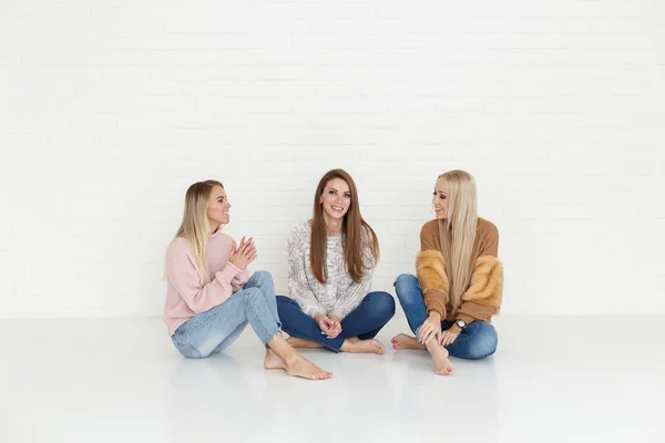 Retrato Moda Tres Mujeres Jeans Sentadas Divirtiéndose Estudio Luz — Foto de Stock