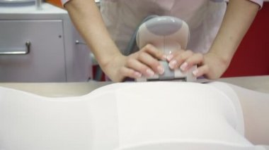 Spa yatakta yatan lpg masajdan sonra kadın. Klinik lipomassage güzellik salonda