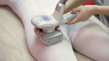 Spa yatakta yatan lpg masajdan sonra kadın. Klinik lipomassage güzellik salonda