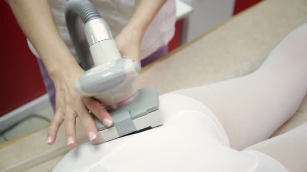 Donna Con Massaggio Lpg Sdraiato Sul Letto Spa Clinica Lipomassage — Video Stock