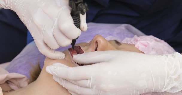 Kvinna Med Permanent Makeup Läppar Skönhetssalong Kosmetolog Vita Handskar Tillämpa — Stockvideo