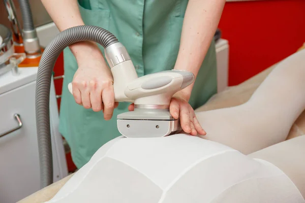 Donna che ha procedura di massaggio anticellulite lpg, clinica di cosmetologia — Foto Stock