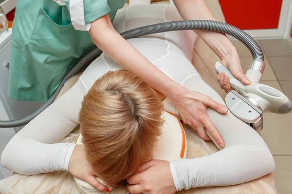 Mulher com procedimento de massagem anti-celulite lpg, clínica de cosmetologia — Fotografia de Stock