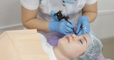 Yüz, göz kapagi dövme güzellik spa salonu içinde sahip kadın üzerinde kalıcı makup