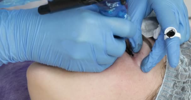 Maquillage Permanent Sur Visage Femme Ayant Tatouage Paupière Dans Salon — Video