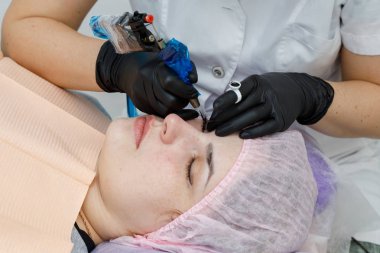 Kalıcı makup yüz, göz kapagi dövme olan kadın