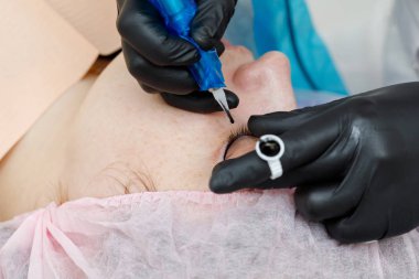 Kalıcı makup yüz, göz kapagi dövme olan kadın