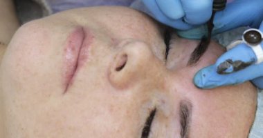 Kalıcı makyaj, kaş dövme. Makyaj Güzellik Salonu kadında için makine ile uygulanması güzellik uzmanı