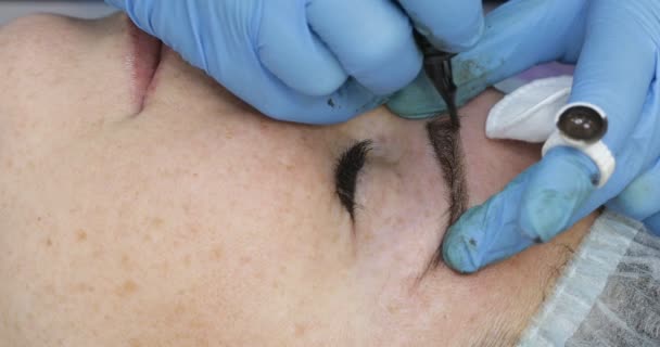 Maquillage Permanent Tatouage Des Sourcils Cosmetologue Application Maquillage Avec Machine — Video