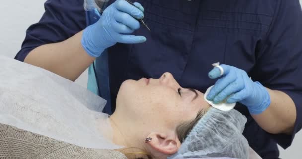 Makijaż Permanentny Tatuowanie Brwi Kosmetolog Stosując Składają Się Maszyny Dla — Wideo stockowe
