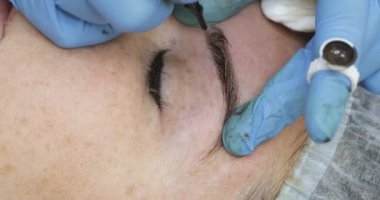 Kalıcı makyaj, kaş dövme. Makyaj Güzellik Salonu kadında için makine ile uygulanması güzellik uzmanı