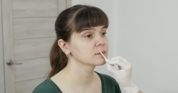 Kvinna Med Vaxning Inuti Näsan Hårborttagning Hårborttagning Förfarande Skönhetssalong — Stockvideo