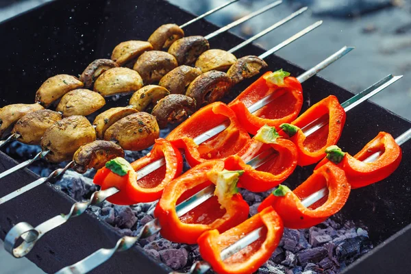 Barbecue skewers with grilled bell peppers and champignon mushroom kebab — Stock Photo, Image