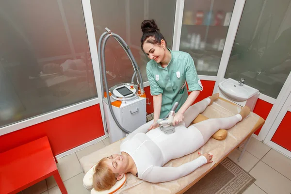 Женщина, проходящая процедуру антицеллюлитного массажа lpg, косметологическая клиника — стоковое фото