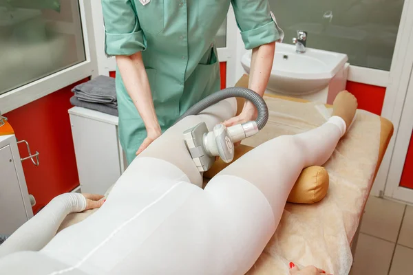 Donna che ha procedura di massaggio anticellulite lpg, clinica di cosmetologia — Foto Stock